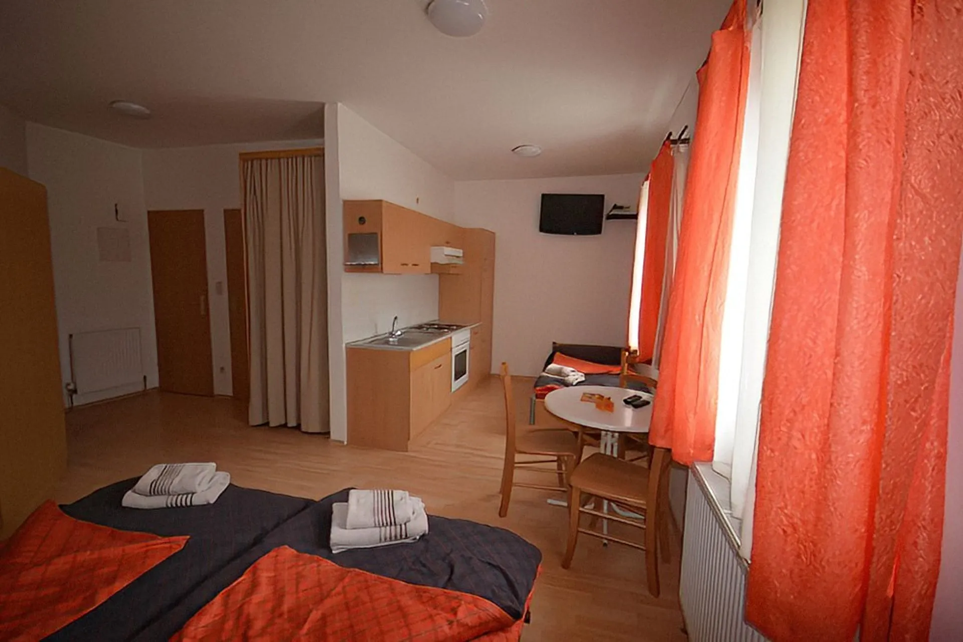 Studio-Appartement mit Küchenzeile, Esstisch und zwei Betten